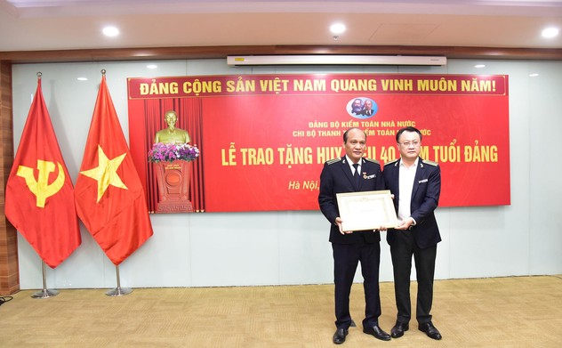 Trao Huy hiệu 40 năm tuổi Đảng tặng đồng chí Nguyễn Văn Quốc